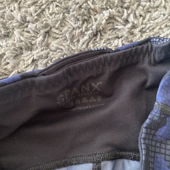 Spanx Sara Blakely Booty Boost Active Printed Leggings SZ Small Purple Geo Camo - Picture 9 of 14